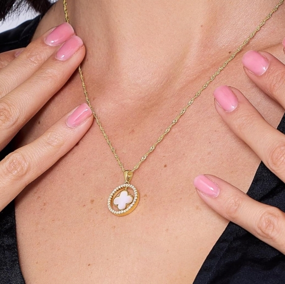 Elegant Necklace 18" Gold Over Silver - Clover Pendant - Luck & Love. NWT. - Picture 3 of 3